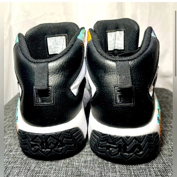 Fila Limited Edition Jamal Mashburn
Basketball sneaker Ltd Ed - Men 5.5/Women 7 - Picture 4 of 9